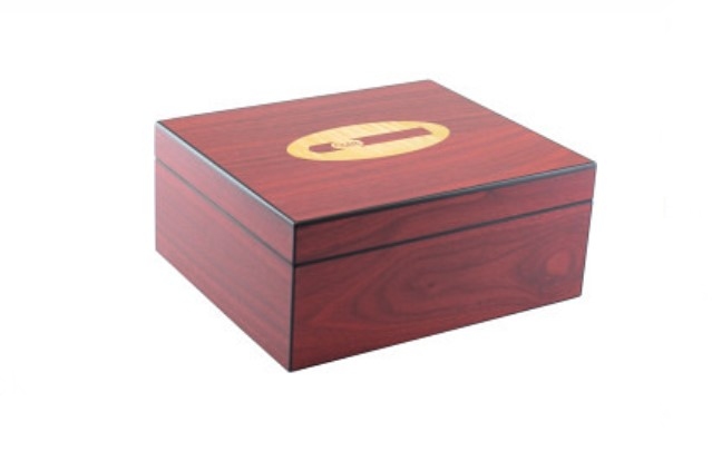 Faro humidor 30-40 szál szivar részére, cédrusfa belső, párásítóval, hygrométerrel, rózsafa színű